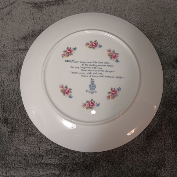 Vintage 1976 & 1977 Royal Doulton Valentine's Day Collector Plates - Picture 4 of 12